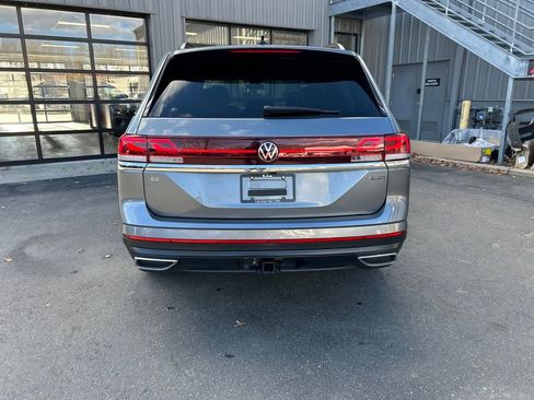 Used 2025 Volkswagen Atlas SE AWD/4WD image 4
