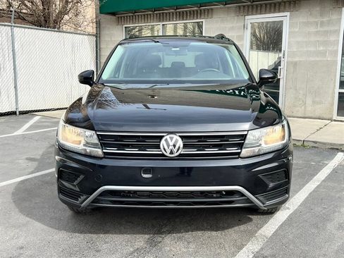 Used 2018 Volkswagen Tiguan SE w/ Panoramic Sunroof Package image 2