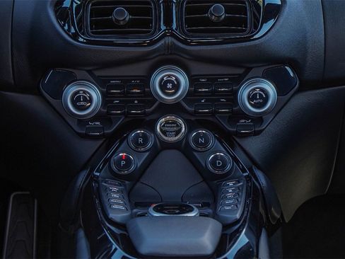 Used 2020 Aston Martin V8 Vantage Coupe image 43