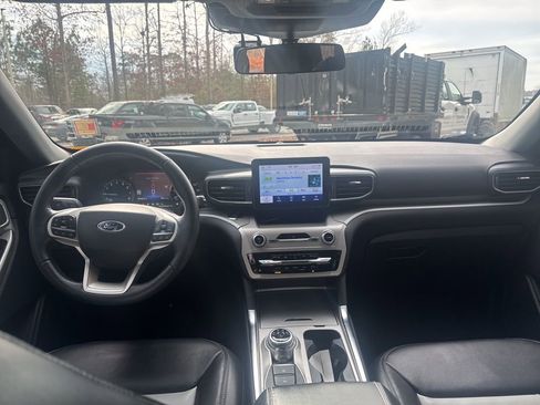 Used 2022 Ford Explorer XLT w/ Equipment Group 202A image 10