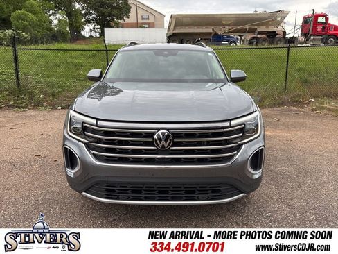 Used 2024 Volkswagen Atlas SE AWD/4WD image 2