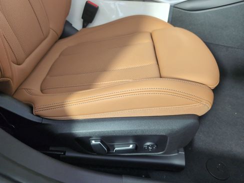 Used 2025 BMW 330i Sedan w/ Convenience Package image 32