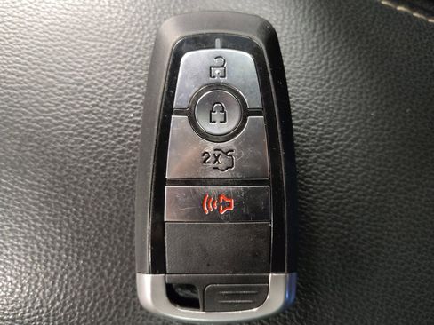 Used 2018 Ford Fusion SE w/ Fusion SE Technology Package FWD image 32