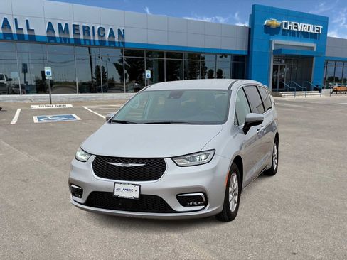 Used 2023 Chrysler Pacifica Touring-L FWD image 1