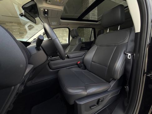 Used 2025 Ford Expedition Active AWD/4WD image 6