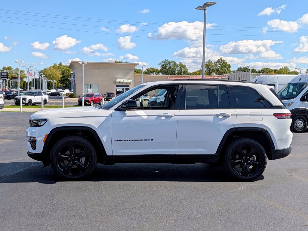 Used 2023 Jeep Grand Cherokee Limited w/ Black Appearance Package AWD/4WD image 4