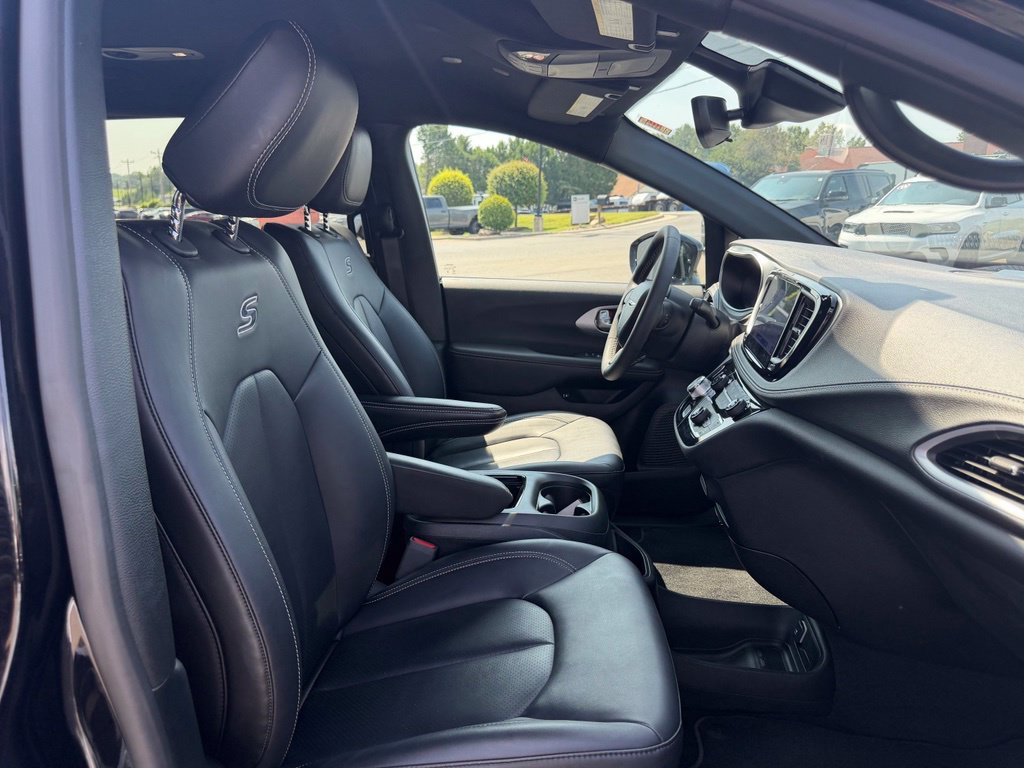 Used 2024 Chrysler Pacifica Limited FWD image 31