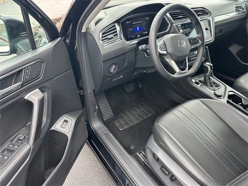 Used 2024 Volkswagen Tiguan SE image 9