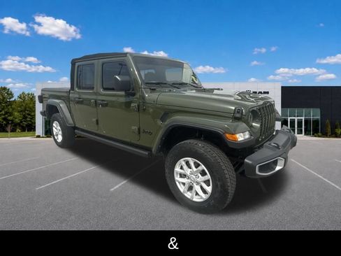 Used 2023 Jeep Gladiator Sport AWD/4WD image 3