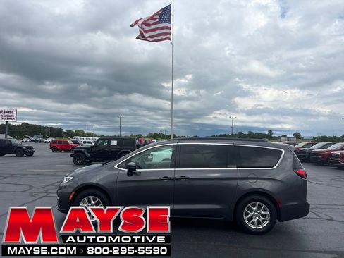 Used 2022 Chrysler Pacifica Touring-L FWD image 1