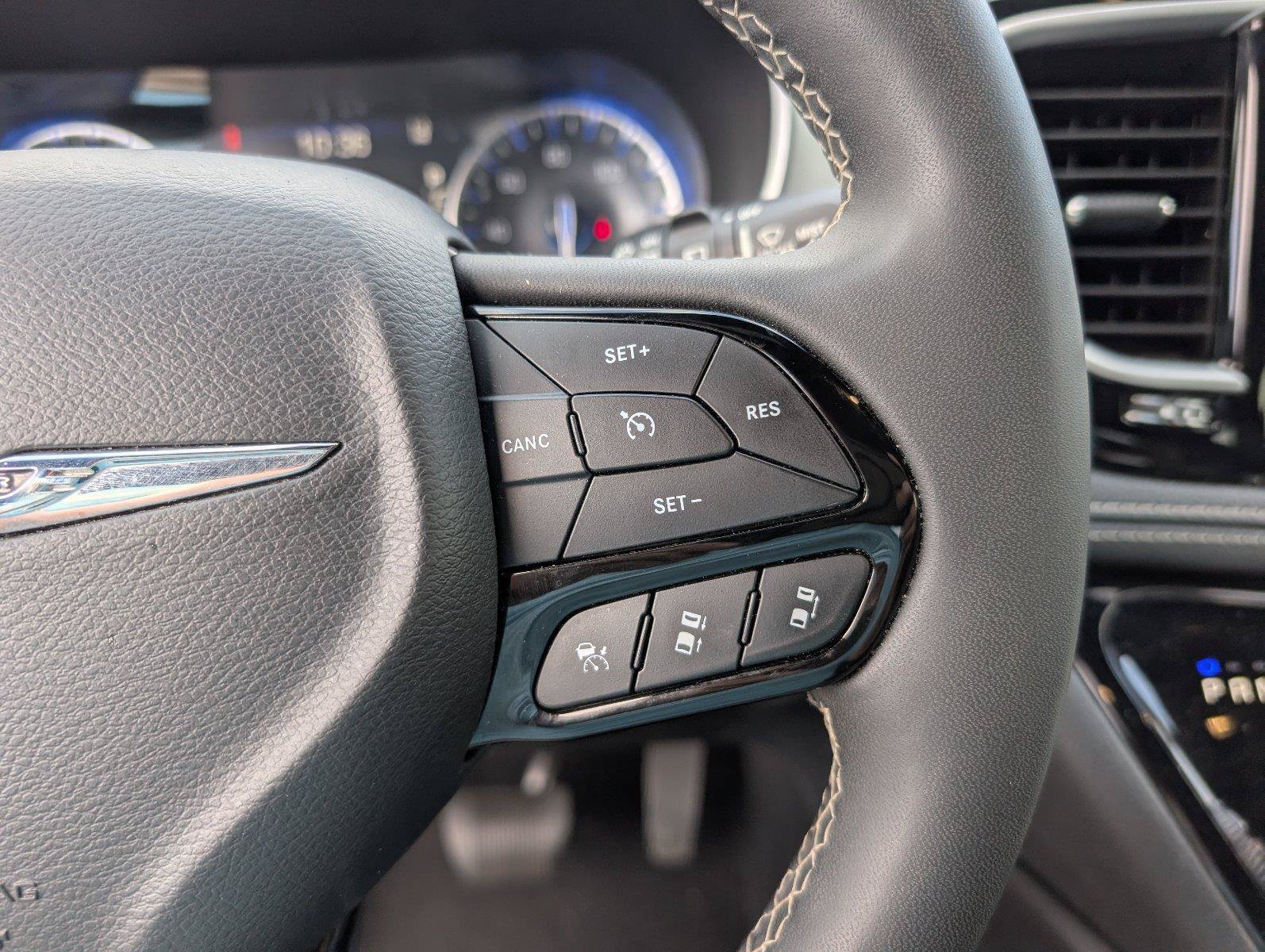 Used 2025 Chrysler Pacifica Limited FWD image 27