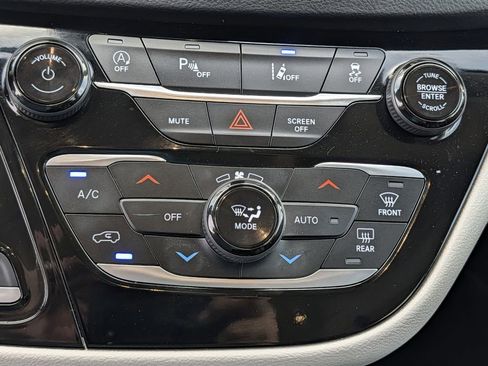 Used 2023 Chrysler Pacifica Touring-L image 17