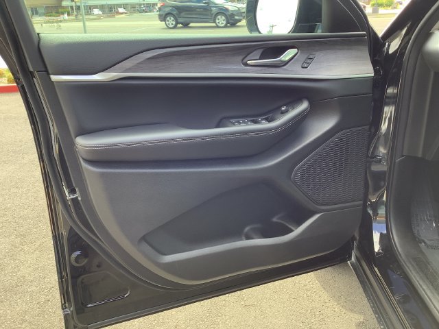Used 2024 Jeep Grand Cherokee Limited RWD image 9