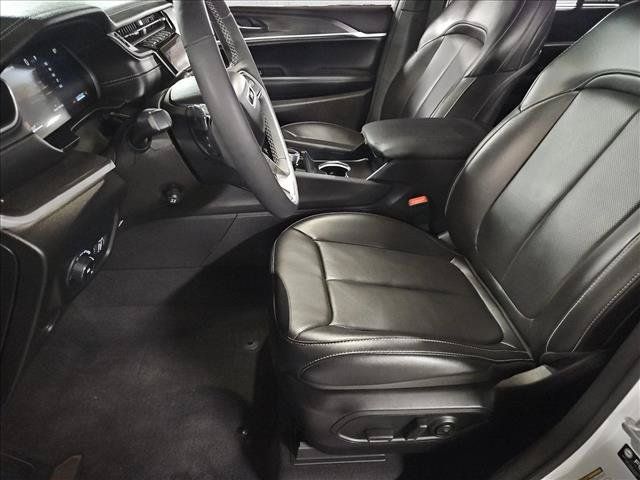 Used 2024 Jeep Grand Cherokee Limited w/ Luxury Tech Group II AWD/4WD image 17