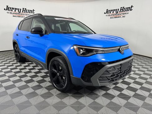 Used 2025 Volkswagen Taos SE AWD/4WD image 5