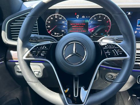Used 2025 Mercedes-Benz GLS 450 4MATIC image 18