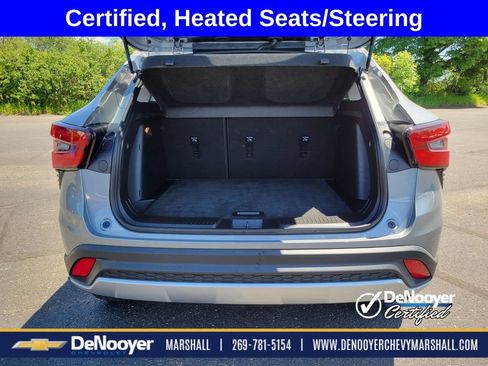 Used 2025 Chevrolet Trax LT w/ LT Convenience Package FWD image 24