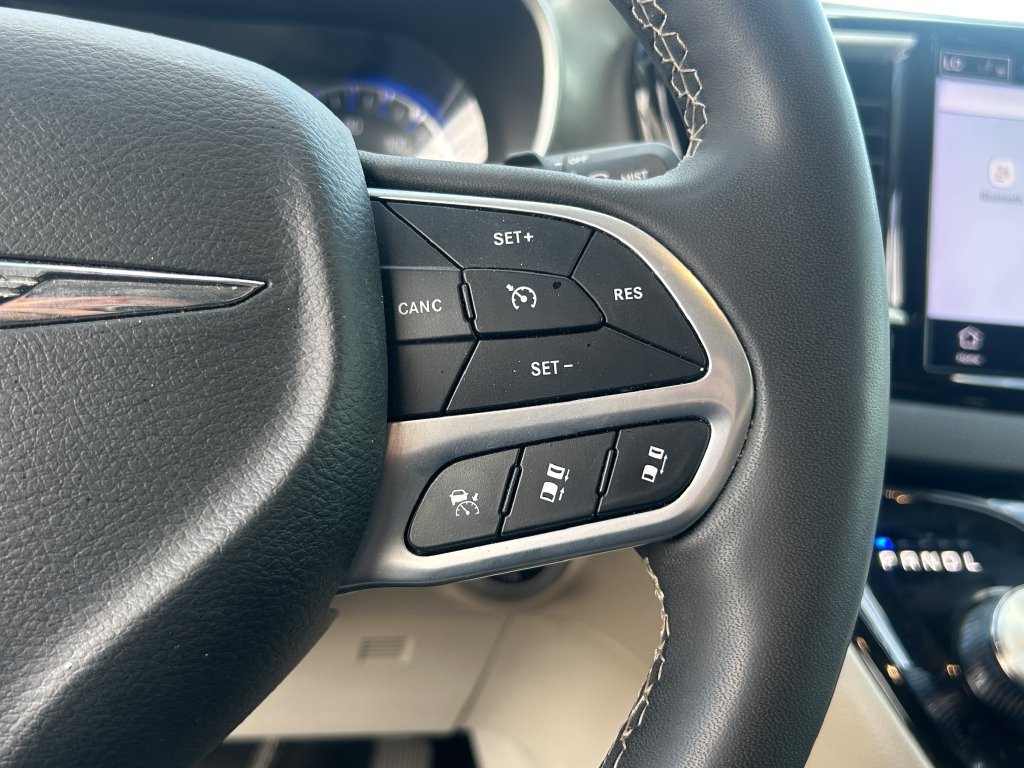 Used 2024 Chrysler Pacifica Touring-L FWD image 17