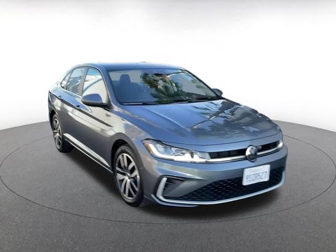 Used 2025 Volkswagen Jetta SE image 3