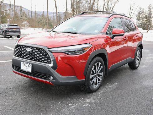 Used 2023 Toyota Corolla Cross XLE image 3