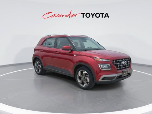 Used 2024 Hyundai Venue SEL FWD image 2