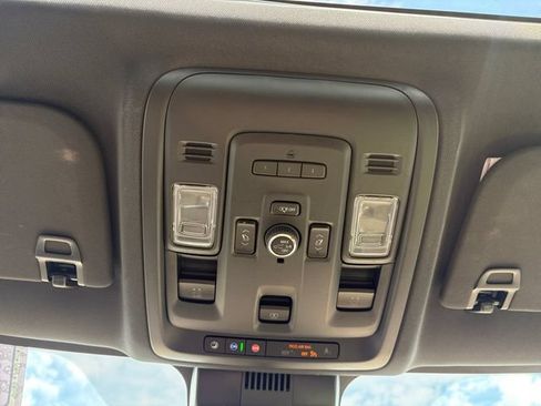 Used 2023 Chevrolet Suburban Premier w/ Advanced Technology Package AWD/4WD image 27
