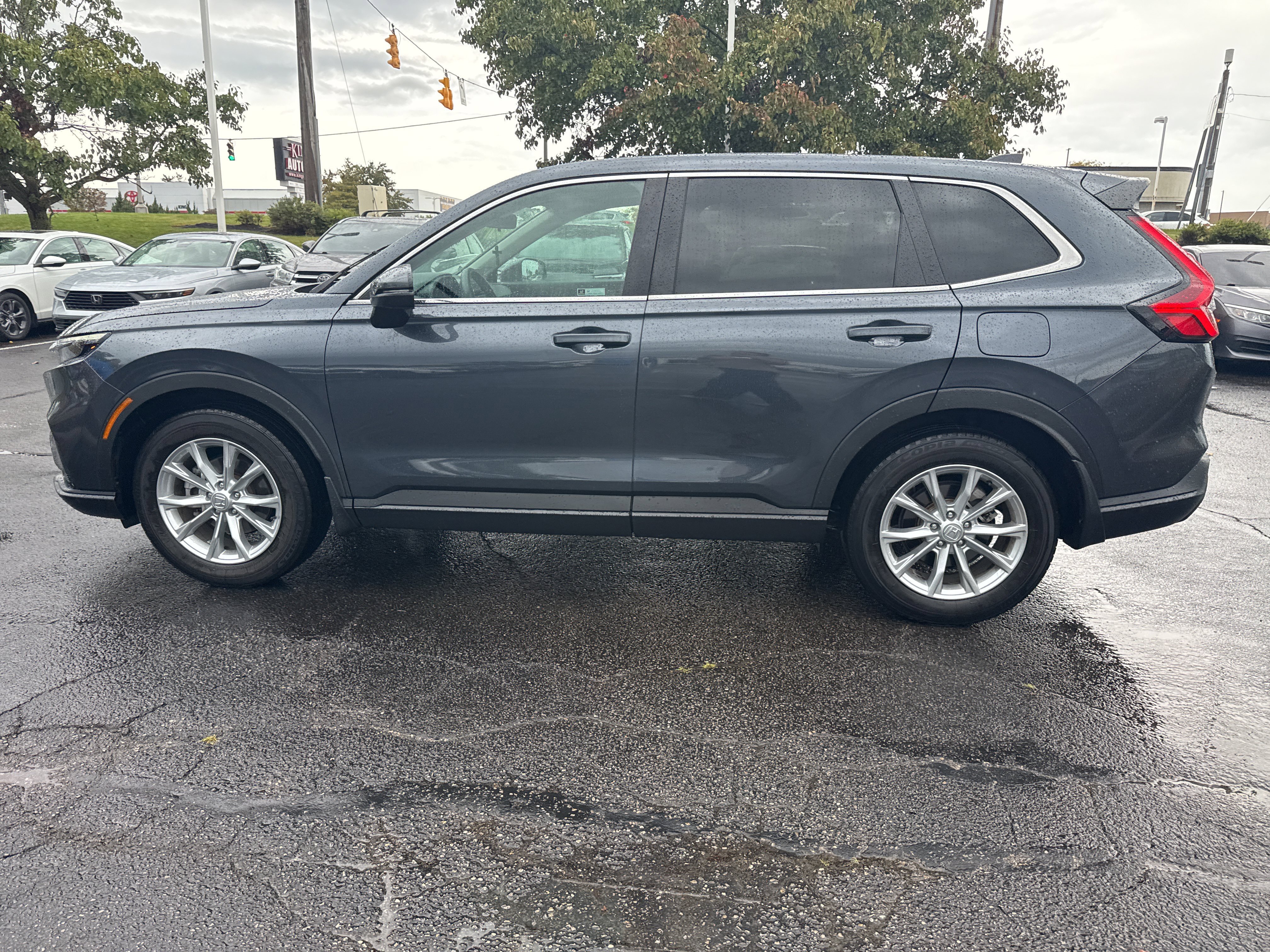 Used 2025 Honda CR-V EX image 2