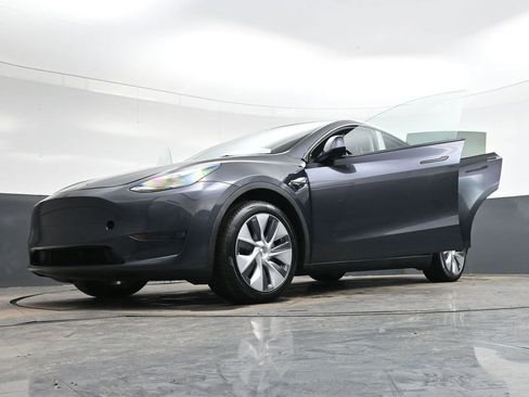 Used 2024 Tesla Model Y Long Range image 36