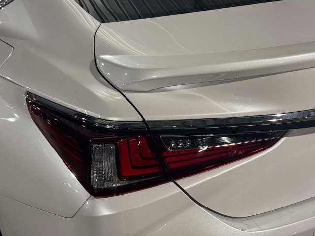 Used 2024 Lexus ES 300h w/ Premium Package FWD image 14