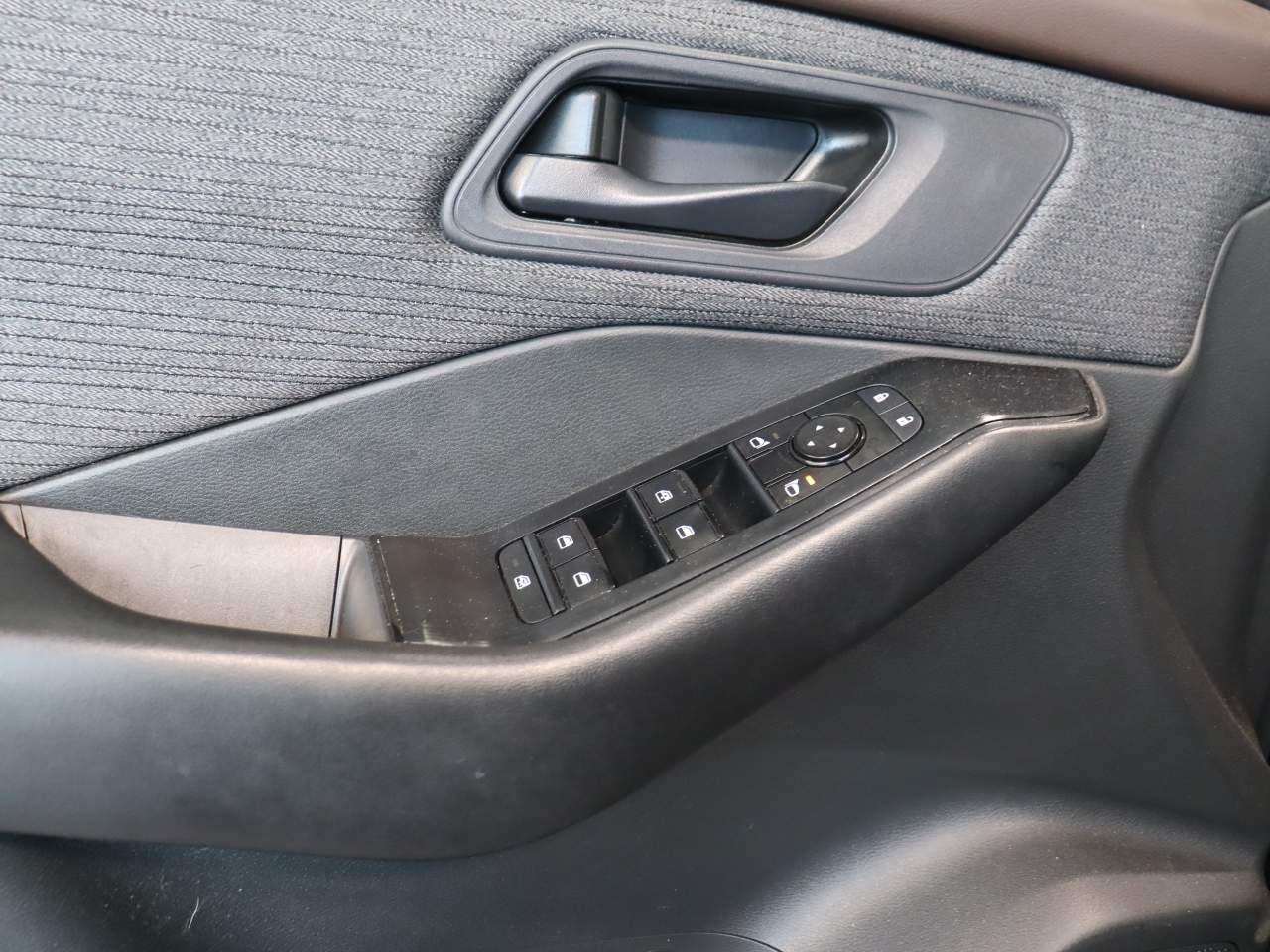 Used 2023 Nissan Rogue S AWD/4WD image 14