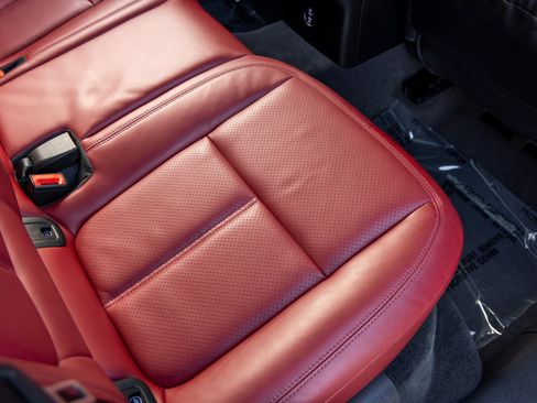 Certified 2023 Porsche Macan image 42