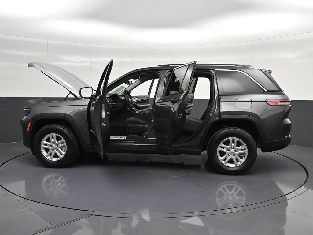 Used 2023 Jeep Grand Cherokee Laredo RWD image 40