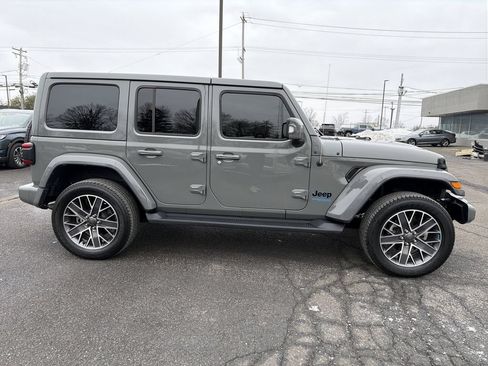 Used 2022 Jeep Wrangler Unlimited Sahara AWD/4WD image 7