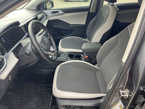 Certified 2025 Volkswagen Taos SE image 16