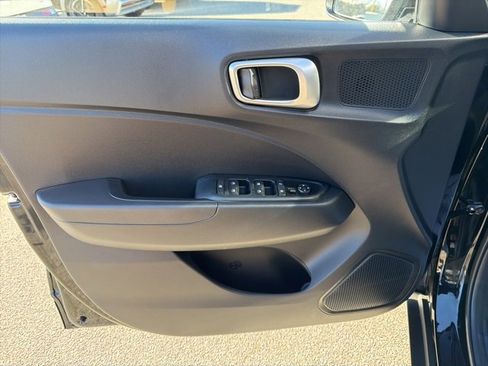 Certified 2025 Hyundai Venue SE image 13