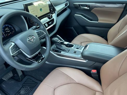 New 2025 Toyota Highlander XLE image 7