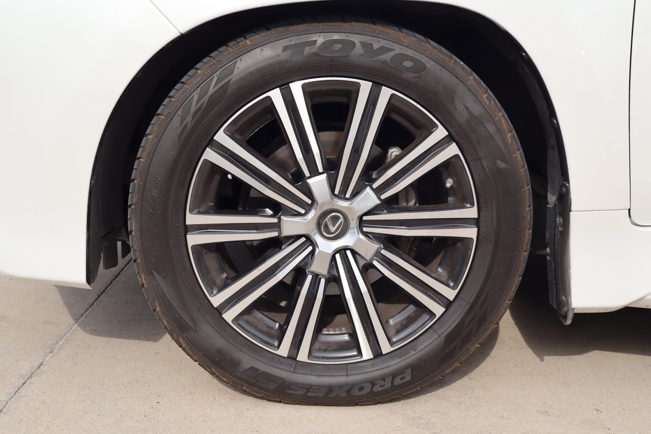 Used 2019 Lexus LX 570 4WD w/ Luxury Package image 12