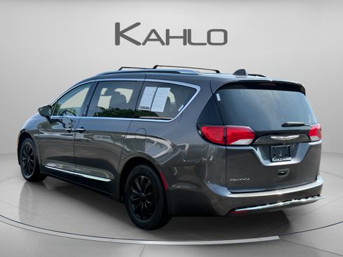Used 2018 Chrysler Pacifica Touring-L Plus FWD image 2