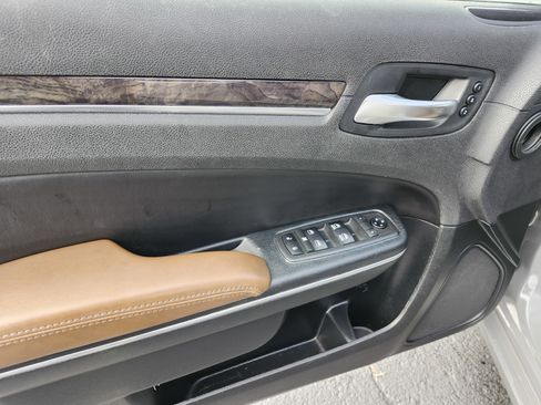 Used 2018 Chrysler 300 Limited image 17