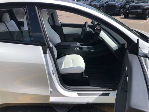Used 2022 Tesla Model Y Long Range AWD/4WD image 26