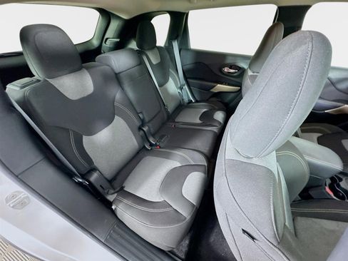 Used 2018 Jeep Cherokee Latitude w/ Altitude Package image 24