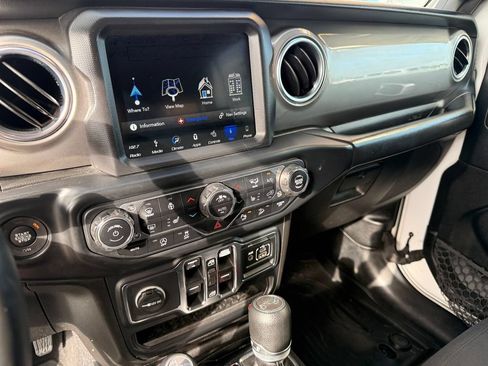 Used 2019 Jeep Wrangler Unlimited Sahara AWD/4WD image 28