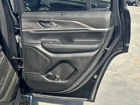 Used 2024 Jeep Grand Cherokee Limited w/ Luxury Tech Group II image 19