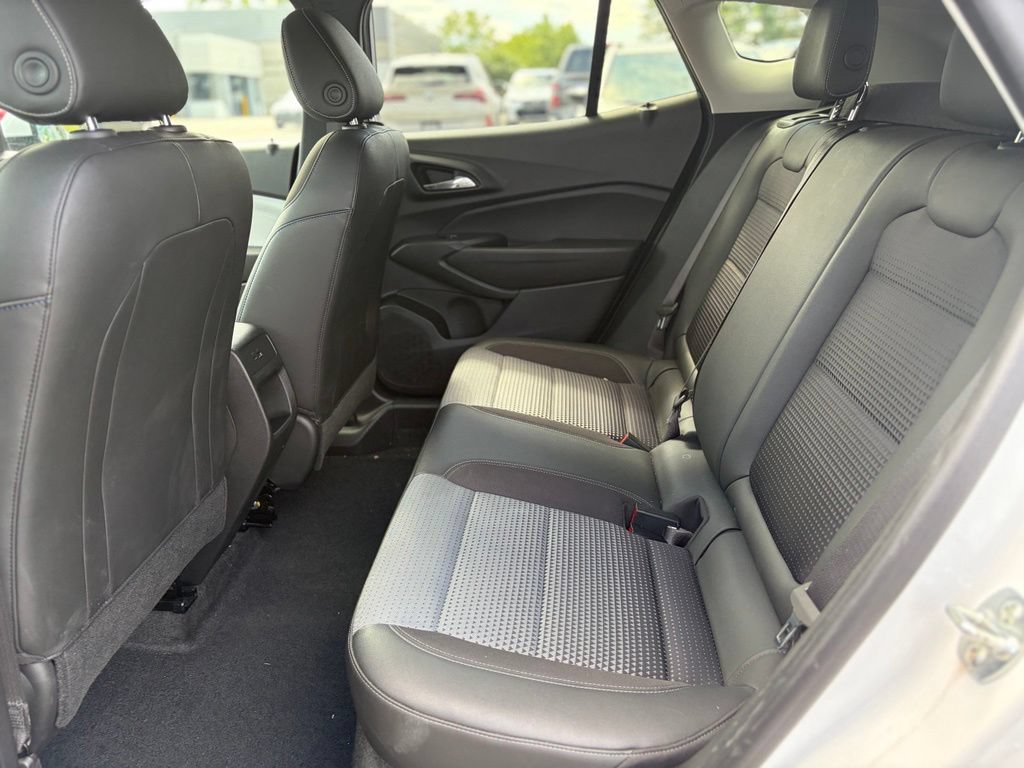 Used 2025 Chevrolet Trax LT w/ LT Convenience Package FWD image 11
