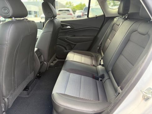 Used 2025 Chevrolet Trax LT w/ LT Convenience Package FWD image 11