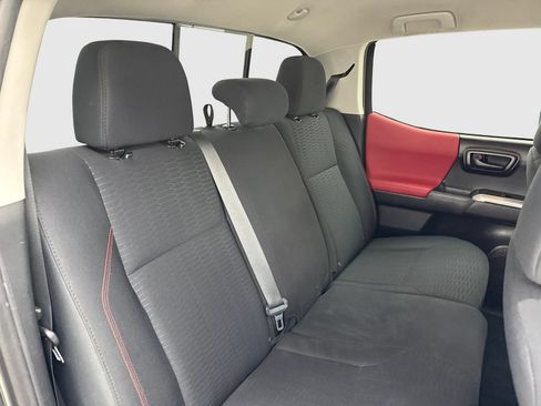 Used 2018 Toyota Tacoma SR5 AWD/4WD image 40