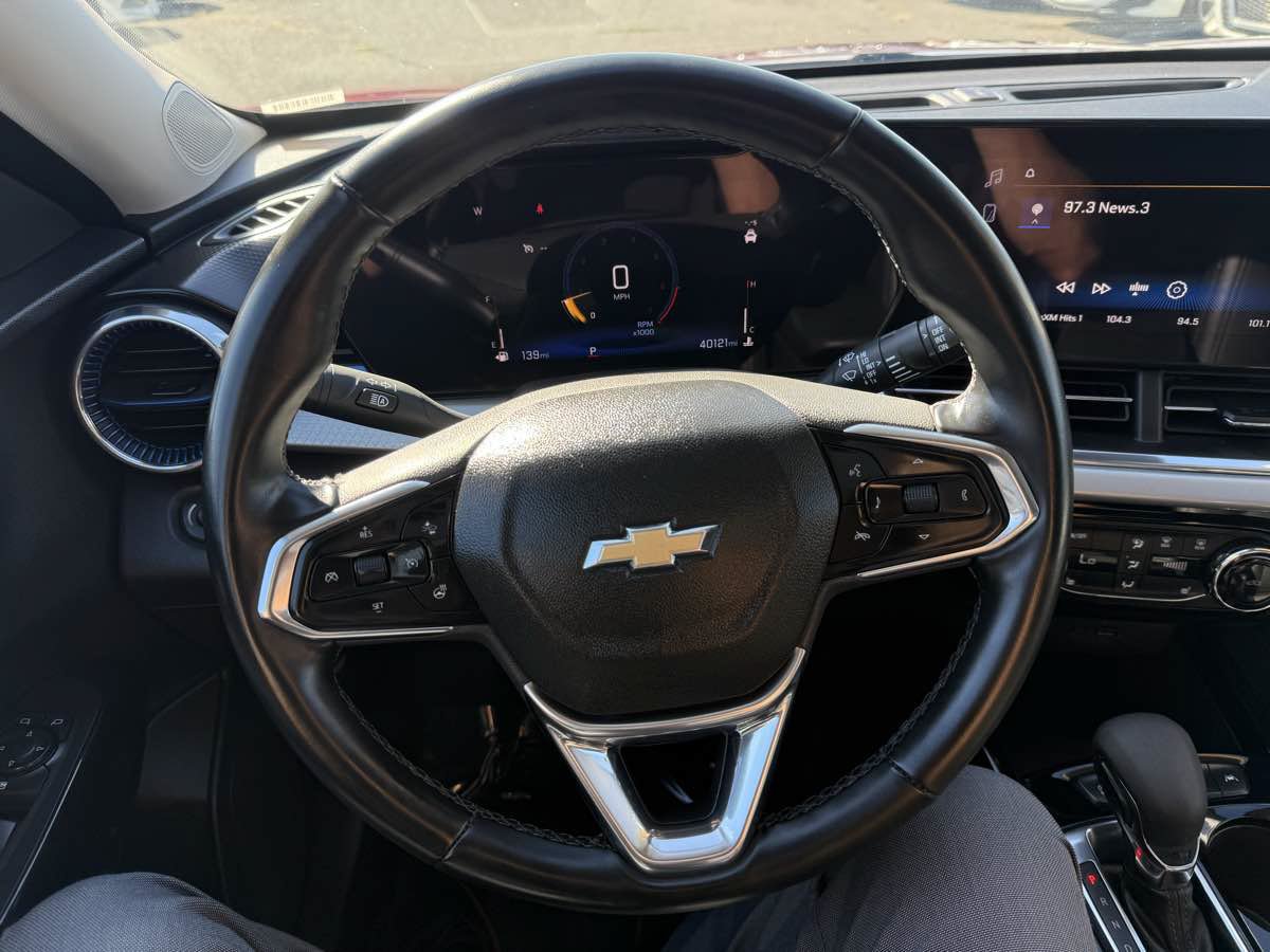 Used 2025 Chevrolet Trax LT w/ LT Convenience Package FWD image 8