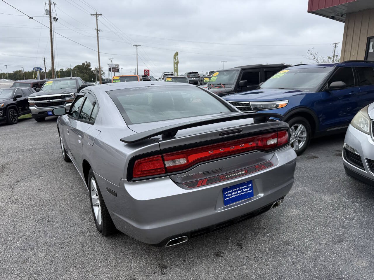 Used 2014 Dodge Charger SE RWD image 4