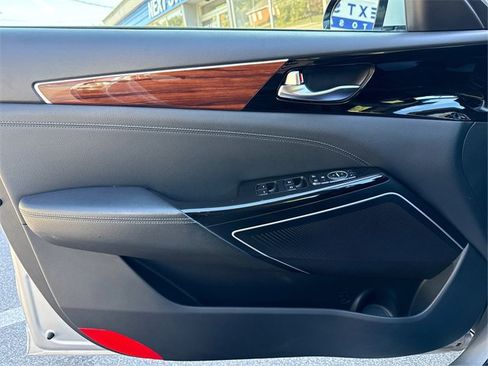 Used 2017 Kia Cadenza Premium image 21