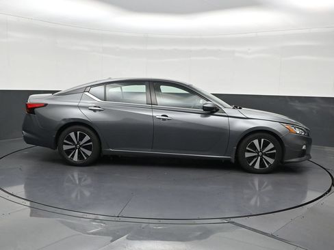 Used 2022 Nissan Altima 2.5 SV w/ SV Premium Package FWD image 7